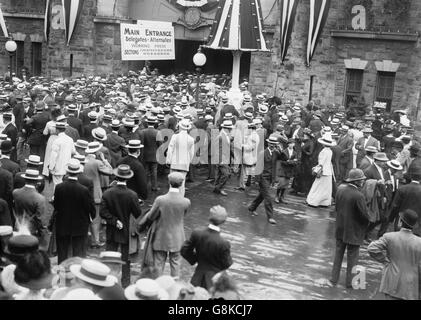 Publikum stehen am Eingang zum fünften Regiment Armory während der Democratic National Convention in Baltimore, Maryland, USA, Bain Nachrichtendienst, 1912 Stockfoto