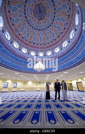 Premierminister David Cameron spricht mit Imam Kari Asim (rechts) und Shabana Muneer, einem Mitglied der Frauengruppe der Makkah Masjid Moschee, während eines Besuchs in der Makkah Masjid Moschee in Leeds, Er warnte davor, dass muslimische Frauen, die ihre Englischkenntnisse nicht verbessern, als Teil eines Drang zur Integration in die Gemeinschaft und zur Bekämpfung von Extremismus abgeschoben werden könnten. Stockfoto