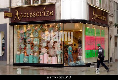 Allgemeiner Blick auf die Geschäfte in London. Der Accessorize Store in der Oxford Street. Stockfoto