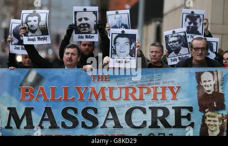 John Teggart (vorne links), dessen Vater Danny 1971 während eines als Massaker von Ballymurphy bezeichneten Zwischenfalls von Soldaten getötet wurde, steht vor den Laganside Courts in Belfast zusammen, als eine Überprüfung der ausstehenden Anfragen zu einer Reihe von strittigen Tötungen in Schwierigkeiten begonnen hat. Stockfoto