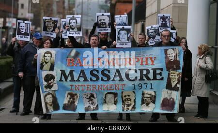 John Teggart (Front Center), dessen Vater Danny 1971 während eines als Ballymurphy-Massaker bezeichneten Zwischenfalls von Soldaten erschossen wurde, steht vor Laganside Courts in Belfast mit Mitstreitern zusammen, als eine Übersicht über die offenen Anfragen zu einer Reihe von strittigen Unruhen, die Tötungen begonnen haben, in Gang gesetzt wurde. Stockfoto