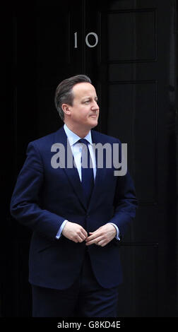 Premierminister David Cameron wartet darauf, seinen türkischen Amtskollegen Ahmet Davutoglu in der Downing Street 10 in London zu Gesprächen zu begrüßen. Stockfoto