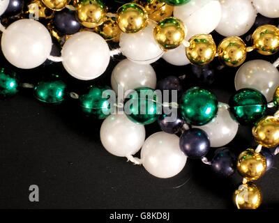 Makro-Fotografie von Karneval Perlen gesammelt an verschiedenen Paraden! Stockfoto
