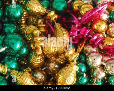 Makro-Fotografie von Karneval Perlen gesammelt an verschiedenen Paraden! Stockfoto