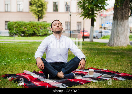 Mann Geschäftsmann meditieren im Freien im Lotus pose Stockfoto