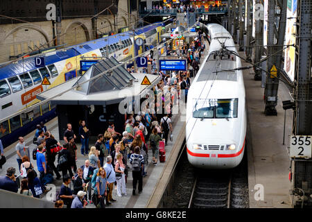 Eis-high-Speed-Zug Ankunft am Bahnsteig in Hamburg Hauptbahnhof, Hauptbahnhof in Deutschland Stockfoto