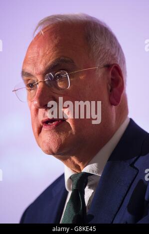 Der Chefinspektor der Schulen Sir Michael Wilshaw hält seine Keynote über die Ambitionen für die Englischausbildung im CenterForum, im Guildhall, London. Stockfoto