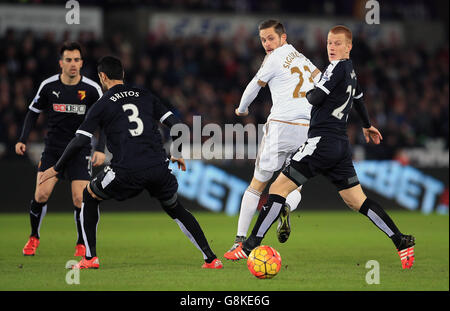 Gylfi Sigurdsson von Swansea City (Mitte) und Ben Watson von Watford (rechts) und Miguel Britos kämpfen während des Spiels der Barclays Premier League im Liberty Stadium, Swansea, um den Ball. Stockfoto