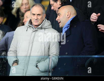 Swansea City / Watford - Barclays Premier League - Liberty Stadium. Der neue Swansea-Cheftrainer Francesco Guidolin (links) in den Tribünen des Barclays Premier League-Spiels im Liberty Stadium, Swansea. Stockfoto