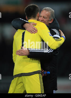 Swansea City / Watford - Barclays Premier League - Liberty Stadium. Alan Curtis von Swansea City umarmt Torwart Lukasz Fabianski (links) nach dem Spiel der Barclays Premier League im Liberty Stadium, Swansea. Stockfoto