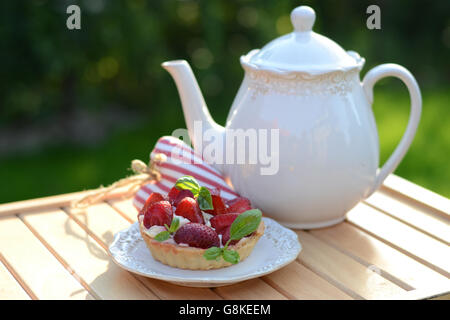 Saisonale Süßspeise im Garten serviert Stockfoto