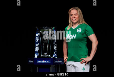 RBS 6 Nations Media Launch - der Hurlingham Club. Irlands Frauenhauptmann Niamh Briggs stellt sich mit der Six Nations Trophäe während des RBS 6 Nations Media Launch im Hurlingham Club, London. Stockfoto