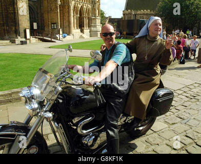 Schwester Mary Michael (rechts), 61, auf der Rückseite eines Motorrads mit einem nicht identifizierten Fahrer vor der Lincoln Cathedral, während eines zweiten Protesttages. Die römisch-katholische Nonne erzählte heute, warum sie gestern vor der Kathedrale einen 12-stündigen Protest gegen die Dreharbeiten des umstrittenen Bestsellers The Da Vinci Code inszeniert hatte. Sie glaubt, dass das Buch des Autors Dan Brown Häresie enthält. Stockfoto