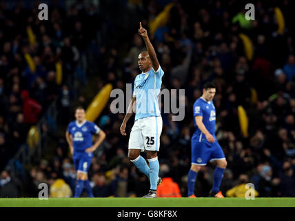 Fernandeinhis von Manchester City feiert das erste Tor seiner Spielmannschaft während des Capital One Cup, des Halbfinales und der zweiten Etappe im Etihad Stadium, Manchester. Stockfoto