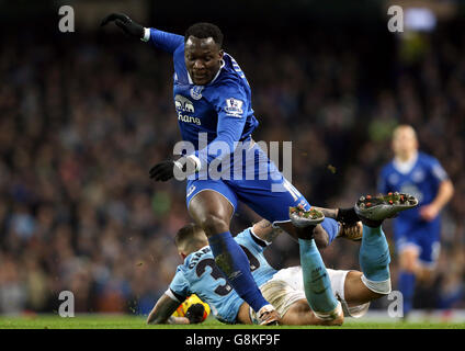 Evertons Romelu Lukaku (Spitze) und Nicolas Otamendi von Manchester City kämpfen während des Capital One Cup, Halbfinale, zweite Etappe im Etihad Stadium, Manchester, um den Ball. Stockfoto