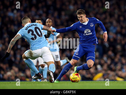 Nicolas Otamendi von Manchester City (links) und John Stones von Everton kämpfen im Capital One Cup, Halbfinale, zweite Etappe im Etihad Stadium, Manchester, um den Ball. Stockfoto