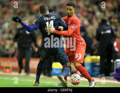 Liverpools Jordon Ibe (rechts) und Pedro Obiang von West Ham United in Aktion während des Emirates FA Cup, dem vierten Spiel in Anfield, Liverpool. Stockfoto