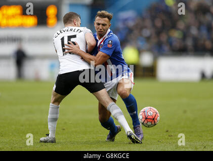 Evertons Tom Cleverley und Hallam von Carlisle United hoffen, während des Emirates FA Cup in Brunton Park, Carlisle, um den Ball zu kämpfen. Stockfoto