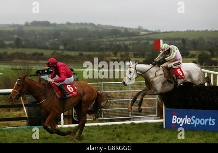 Bonny Kate, geritten von Sean Flanagan (links) auf dem Weg zum Gewinn der racinguk.com/freetrial Grand National Trial Handicap Steeplechase während des Boylesports Tied Cottage Chase Day auf der Punchestown Racecourse, County Kildare. Stockfoto