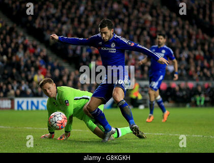 Chelsea's Eden Hazard (rechts) und Milton Keynes Dons Torhüter David Martin kämpfen während des Emirates FA Cup um den Ball in der Region, viertes Spiel im Stadium:MK, Milton Keynes. Stockfoto