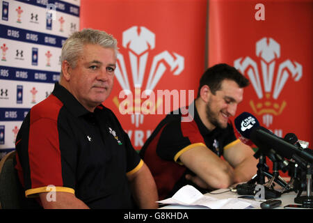 Wales Head Coach Warren Gatland teilt einen Witz, den Wales Captain Sam Warburton während der Kader Ankündigung im Vale Resort, Hensol genießt. Stockfoto