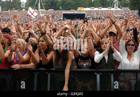 Die Menge jubelt und sieht Maroon 5 auf der V Stage. Stockfoto