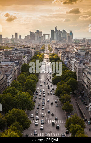 Blick vom Arc de Triomphe de l'Étoile auf der Avenue des Champs-Élysées und La Défense Viertel Skyline, Paris, Frankreich, Europa Stockfoto
