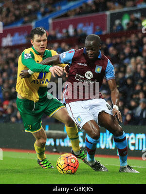 Aly Cissokho von Aston Villa hält eine Herausforderung von Jonny Howson aus Norwich City während des Spiels der Barclays Premier League im Villa Park, Birmingham, ab. DRÜCKEN SIE VERBANDSFOTO. Bilddatum: Samstag, 6. Februar 2016. Siehe PA Story SOCCER Villa. Das Foto sollte lauten: Nick Potts/PA Wire. Stockfoto