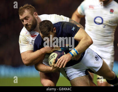 Schottland – England – 2016 RBS Six Nations – BT Murrayfield Stadium. Der Engländer Joe Marler (links) tritt beim RBS Six Nations-Spiel 2016 im BT Murrayfield Stadium, Edinburgh, gegen den schottischen Tommy Seymour an. Stockfoto