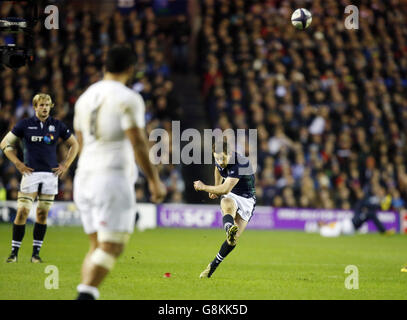 Schottland – England – 2016 RBS Six Nations – BT Murrayfield Stadium. Der schottische Greig Laidlaw erhält beim RBS Six Nations-Spiel 2016 im BT Murrayfield Stadium in Edinburgh eine Strafe. Stockfoto