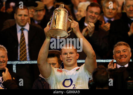 Der englische Kapitän Dylan Hartley hebt den Calcutta Cup nach ihrem Sieg über Schottland im RBS Six Nations-Spiel 2016 im BT Murrayfield Stadium, Edinburgh, an. Stockfoto