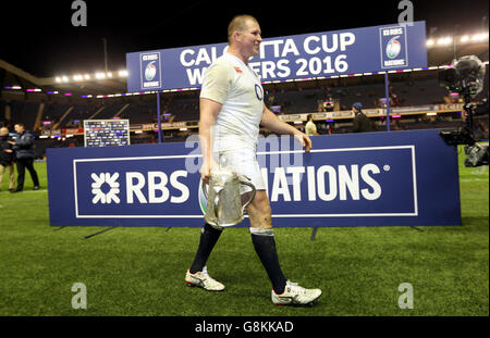 England Kapitän Dylan Hartley mit dem Calcutta Cup nach ihrem Sieg über Schottland im RBS Six Nations Spiel 2016 im BT Murrayfield Stadium, Edinburgh. Stockfoto