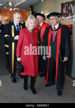 Die Herzogin von Cornwall kommt an der Universität von Southampton an, wo sie während eines Universitätsbesuchs mit einem Ehrendoktorat ausgezeichnet wird. Stockfoto