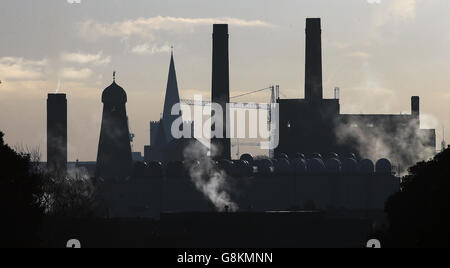 Winterwetter 11. Februar 2016. Dampf steigt aus der Guinness Brewery in Dublin. Stockfoto