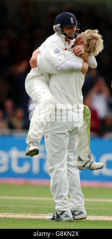 Der englische Matthew Hoggard umarmt Ian Bell, nachdem Bell Australiens erwischt hatte Justin Langer Stockfoto