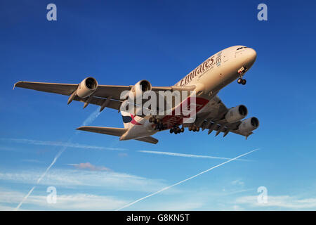 Ein Emirates Airbus A380-800 nähert sich bei Sonnenuntergang zum Flughafen El Prat in Barcelona, Spanien. Stockfoto