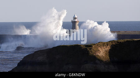 Winterwetter 11. Februar 2016. Riesige Wellen stürzen über den Tynemouth Pier. Stockfoto