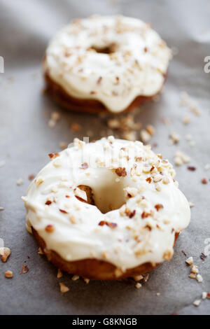 Selbstgemachte Donuts mit weißer Schokolade und Haselnuss topping Stockfoto