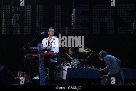 The Killers treten auf der Hauptbühne während des Reading Festivals auf, im Rahmen des Carling Weekend in Reading, in der Stadt, am Freitag, den 26. August 2005. DRÜCKEN SIE VERBANDSFOTO. Bildnachweis sollte lauten: Yui Mok / PA Stockfoto