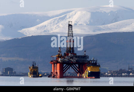 Die Ölplattform Stena Spey wird unter anderem mit Schleppern im Cromarty Firth bei Invergordon in den Highlands von Schottland bewegt. Stockfoto