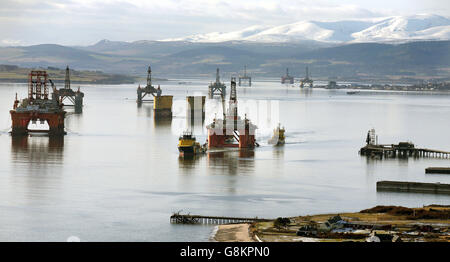 Die Ölplattform Stena Spey (Mitte) wird unter anderem mit Schleppern im Cromarty Firth bei Invergordon in den Highlands of Scotland bewegt. Stockfoto