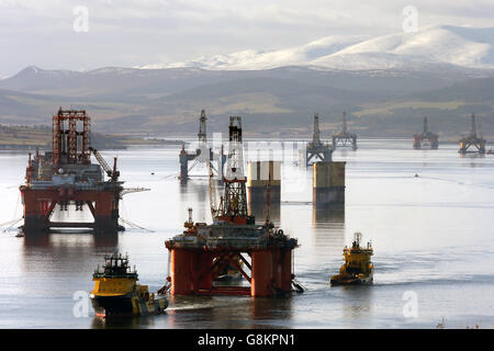 Die Ölplattform Stena Spey (links unten) wird mit Schleppern unter anderem im Cromarty Firth bei Invergordon in den Highlands of Scotland bewegt. Stockfoto