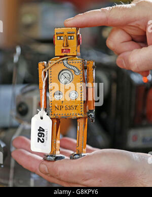 Andy Reed, Druckguss-Spezialist bei Vectis Auctions, hält Robot Liliput aus Japan, einen Aufwickelroboter aus dem Jahr 1939, von dem einer bereits in einem anderen Verkauf für £11,000 verkauft wurde, Teil der Sammlung von Robotern und Weltraumspielzeug, Die meisten von ihnen sind in hervorragendem Zustand und mit Originalverpackung, die bei Vectis Auctions am Dienstag, den 15. März, unter den Hammer gehen wird. Stockfoto