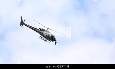 größte Hubschrauber fliegen in den Himmel mit der Kamera für TV top Stockfoto