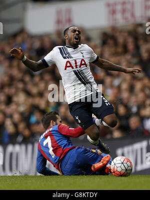 Danny Rose von Tottenham Hotspur wird von Yohan Cabaye von Crystal Palace während des Emirates FA Cup, dem fünften Spiel in der White Hart Lane, London, angegangen. Stockfoto