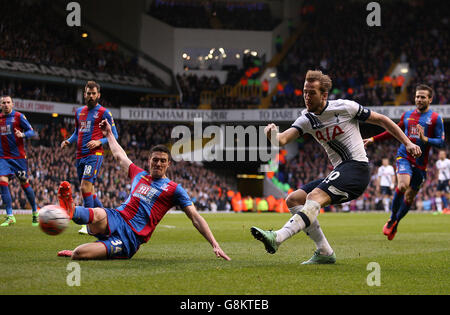 Harry Kane von Tottenham Hotspur hat während des Emirates FA Cup, dem fünften Spiel in der White Hart Lane, London, einen Torschuss erhalten. Stockfoto