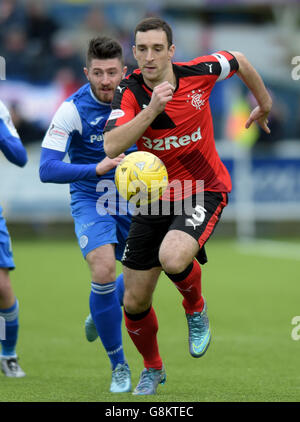 Lewis Kidd von Queen of the South und Lee Wallace von den Rangers (rechts) kämpfen während des Ladbrokes Scottish Championship Matches im Palmerston Park, Dunfries, um den Ball. Stockfoto