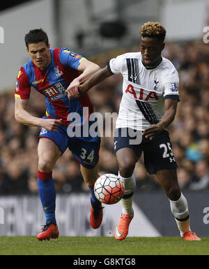 Tottenham Hotspur's Joshua Onomah und Crystal Palace's Martin Kelly während des Emirates FA Cup, fünfter Runde Spiel in der White Hart Lane, London. Stockfoto