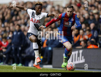 Jordon Mutch (rechts) von Crystal Palace und Joshua Onomah von Tottenham Hotspur kämpfen während des Emirates FA Cup in der White Hart Lane, London, um den Ball. Stockfoto