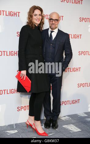 Stanley Tucci und seine Frau Felicity Blunt nahmen an der Fotoausstellung zur britischen Premiere von Spotlight im Washington Mayfair Hotel, London, Teil. Stockfoto